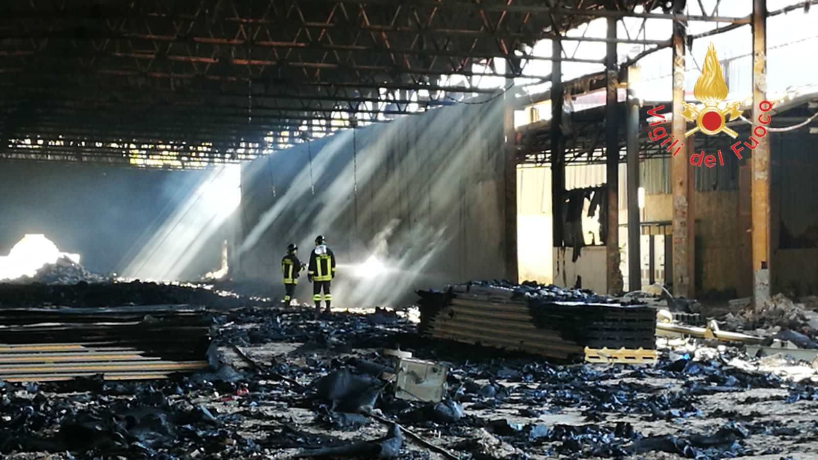 Catanzaro, in fiamme un capannone industriale