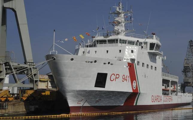 La nave “Diciotti” ormeggiata nel porto di Crotone