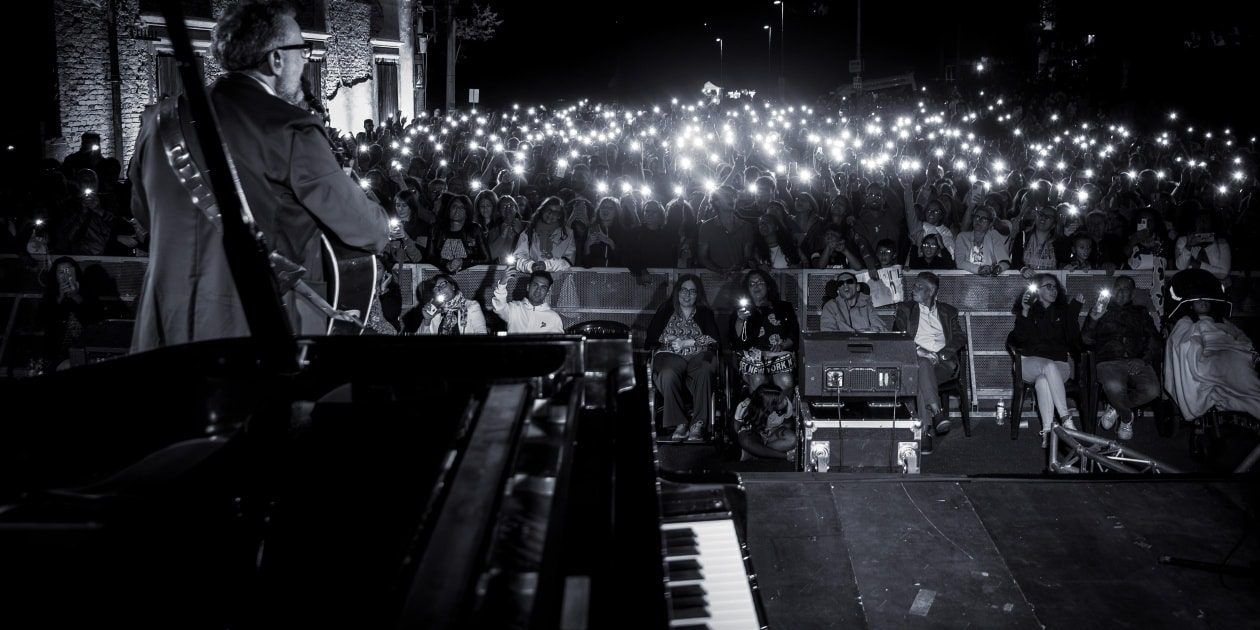 Brunori Sas incanta San Fili: un ritorno a casa carico di emozione