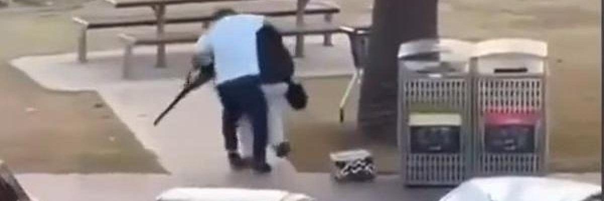 Sydney, passante eroe disarma attentatore – VIDEO