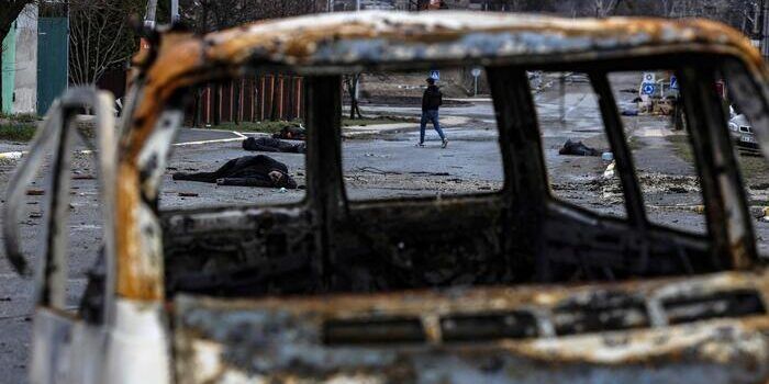 Mariupol martoriata in attesa dell’evacuazione. L’orrore a Bucha: 300 sepolti in fosse comuni