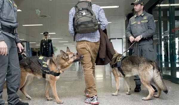 Reggino fermato al confine svizzero con coca