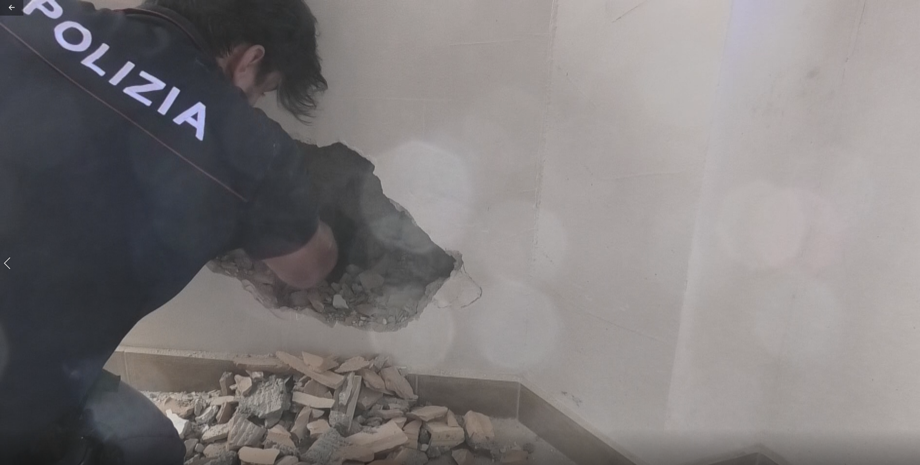 ‘Ndrangheta a Reggio Calabria, denaro e oro nascosti in un’intercapedine – FOTO