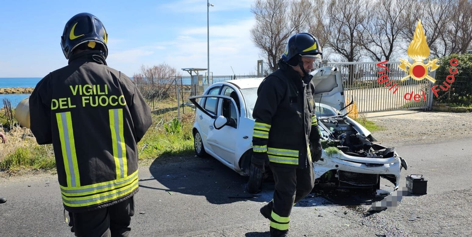 Scontro tra due auto a Crotone, tre feriti trasportati in ospedale