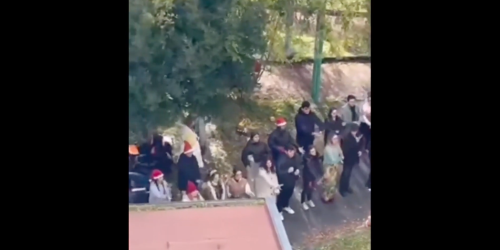 Catanzaro, l'omaggio degli studenti alla docente ricoverata in ospedale con la canzone "Supereroi"