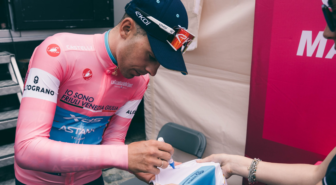 Giro d’Italia, le squadre sono arrivate in Calabria. Domani tappa per velocisti