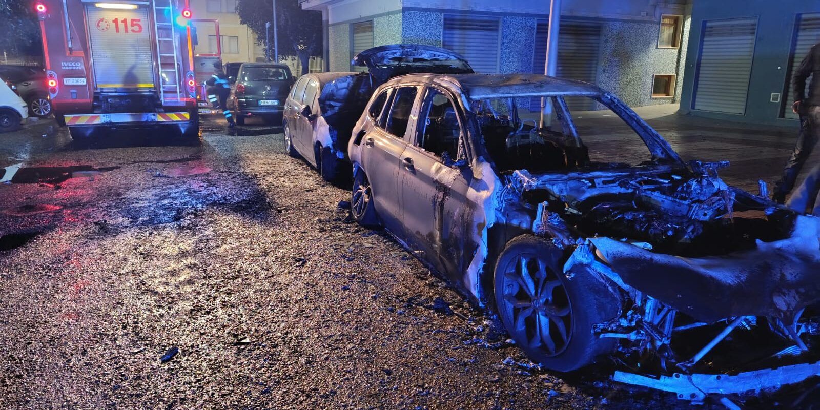 Auto in fiamme nella notte a Corigliano Rossano. Non si esclude il gesto doloso