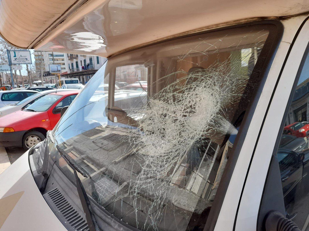 Attacco al volontariato a Crotone. Danneggiato il camper che distribuisce pasti ai senzatetto