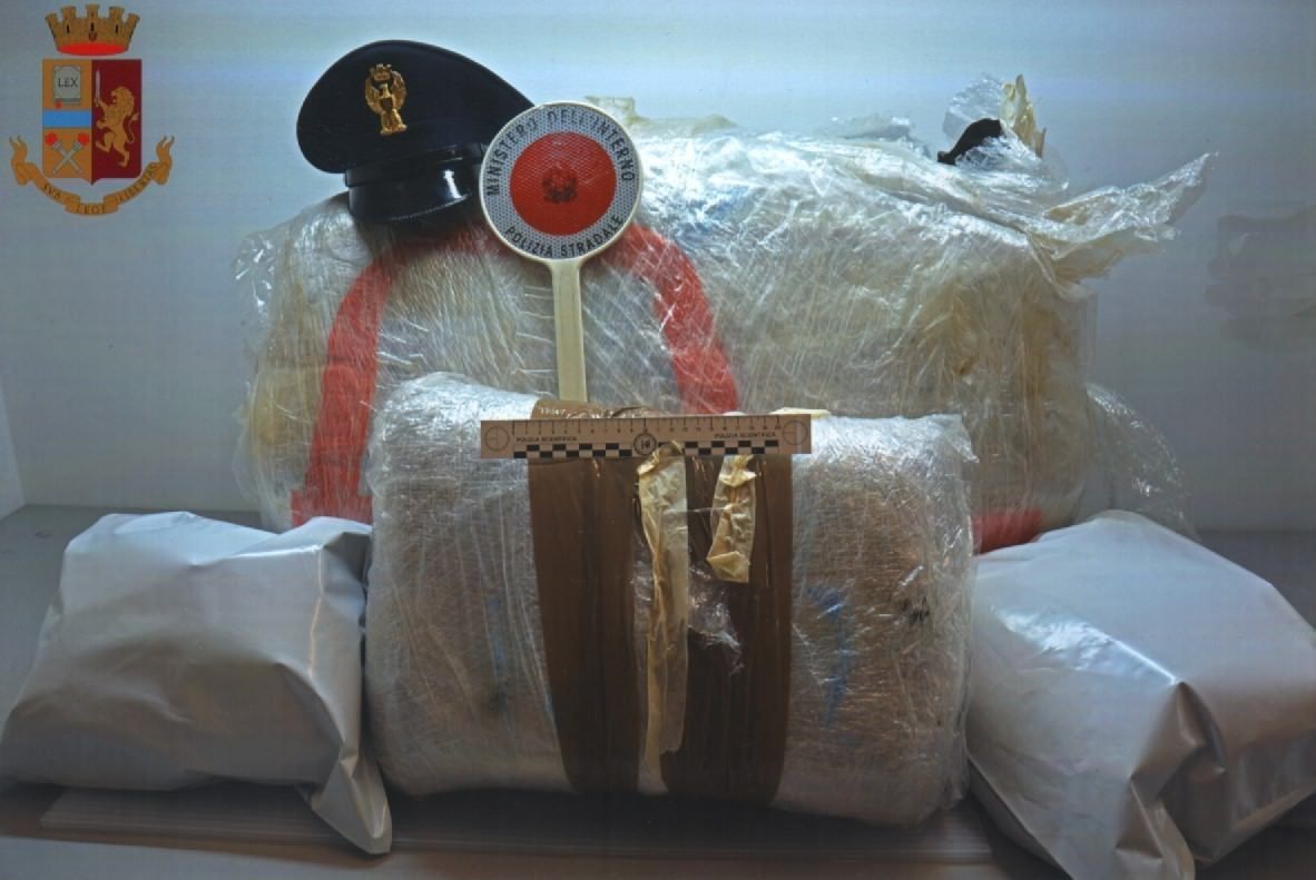 In autostrada con 28 kg di marijuana, arrestato camionista a Cosenza