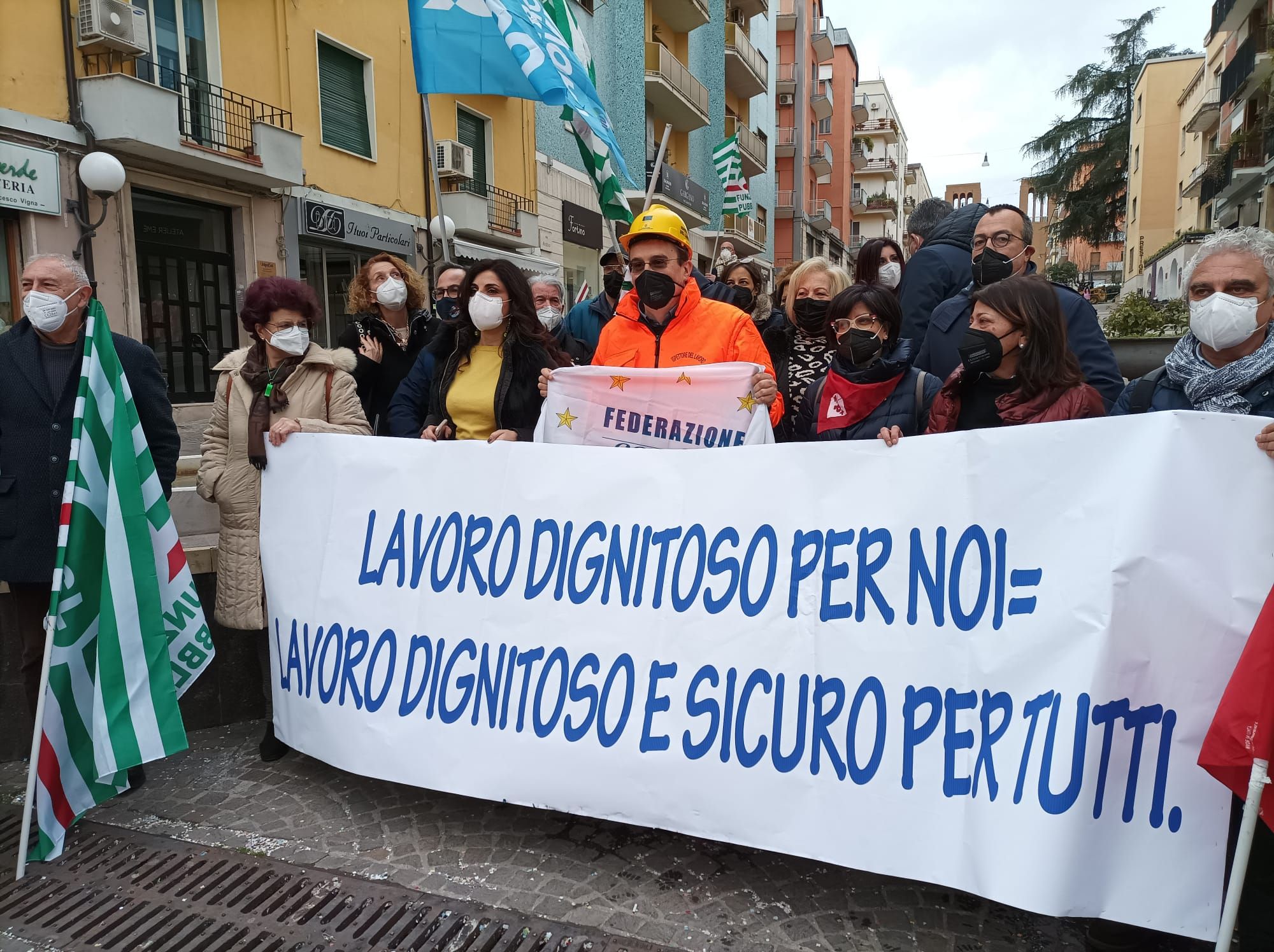 Cosenza, ispettori del lavoro in piazza. «Siamo i dipendenti pubblici più poveri d’Europa»