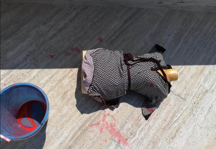 Manichino e vernice rossa davanti la sede del Consiglio regionale. Assolto Enrico Russo