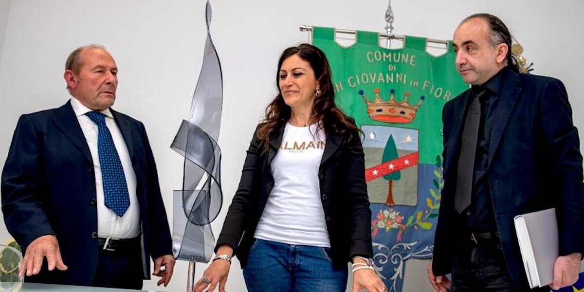 Franco Paletta dona una scultura dell’abate Gioacchino al Comune di San Giovanni in Fiore