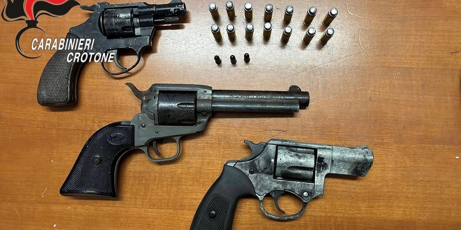 Due persone denunciate nel Crotonese per detenzione abusiva di armi