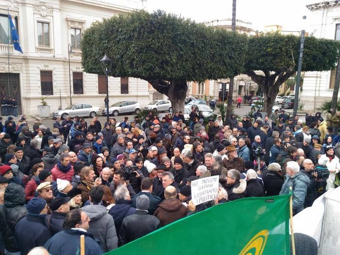 Reggio, in piazza per difendere l'aeroporto