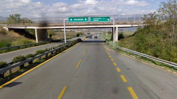 Impatto sull'A3, tre feriti. Traffico rallentato