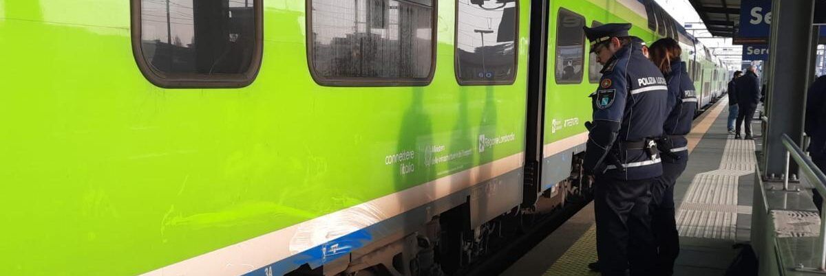 Spingono 15enne sotto un treno per rubargli la felpa, fermati due minori