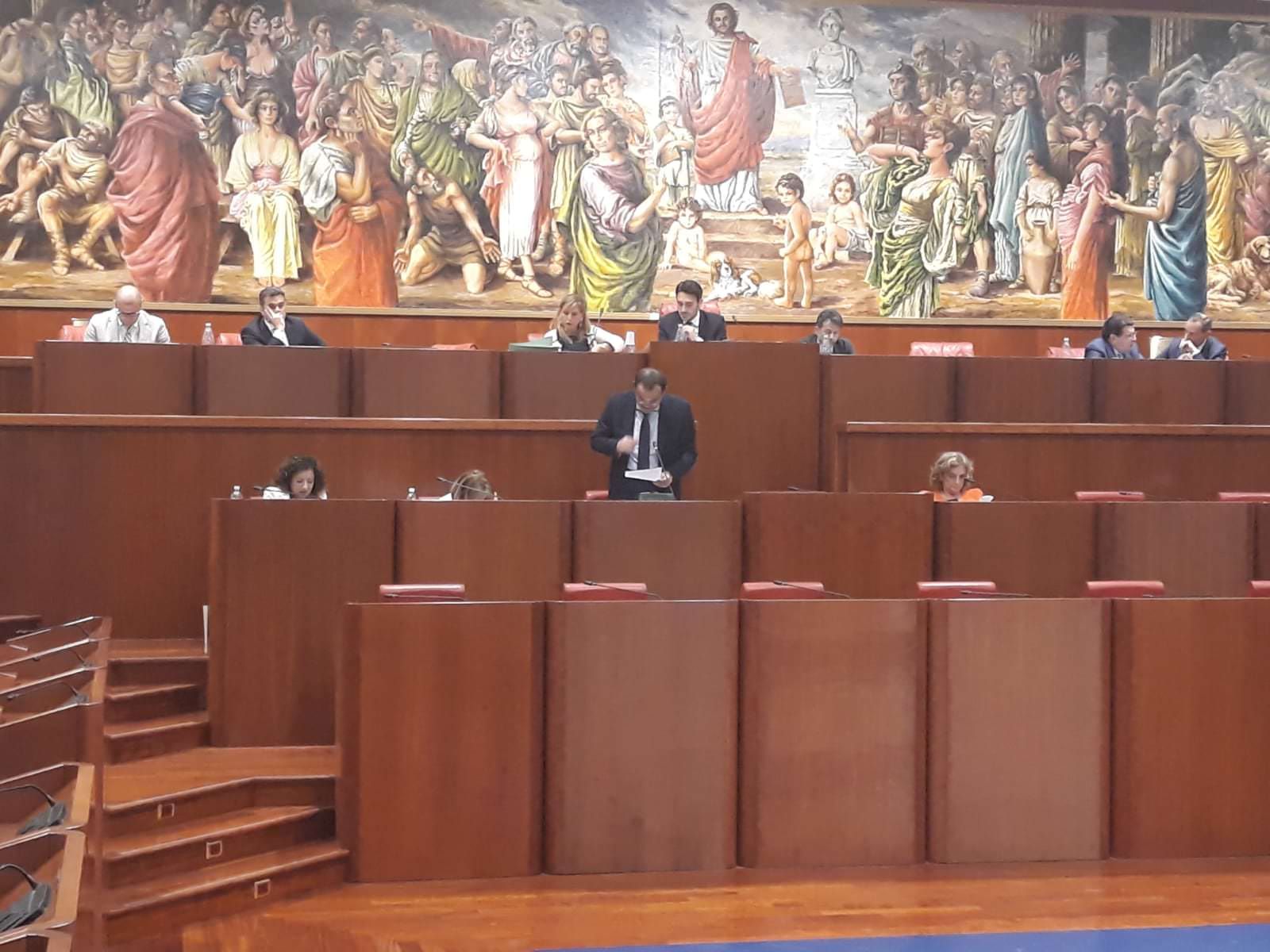 Gaffe, rinvii e polemiche. Il Consiglio è surreale