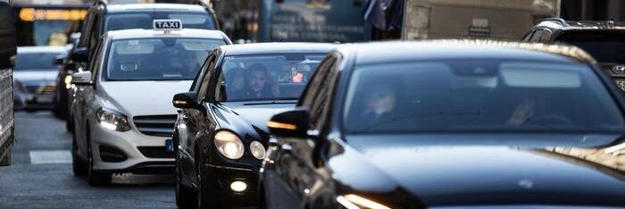 I dubbi della Consulta sul blocco delle nuove licenze Ncc: «Penalizza gli utenti»