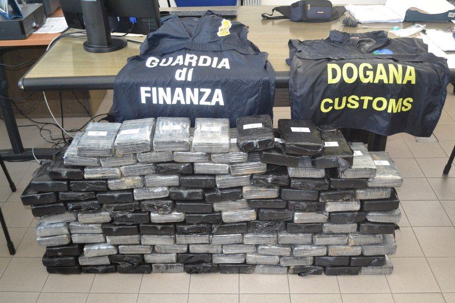 Gioia Tauro, sequestrati 390 chili di cocaina – VIDEO
