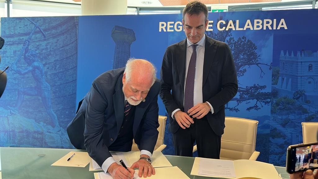 Occhiuto e De Sarro firmano l’intesa, nasce la “Dulbecco”: sarà il più grande polo sanitario della Calabria – VIDEO