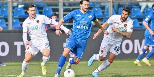 Il Cosenza sprofonda a Como. Guarascio contestato dai tifosi abbandona lo stadio