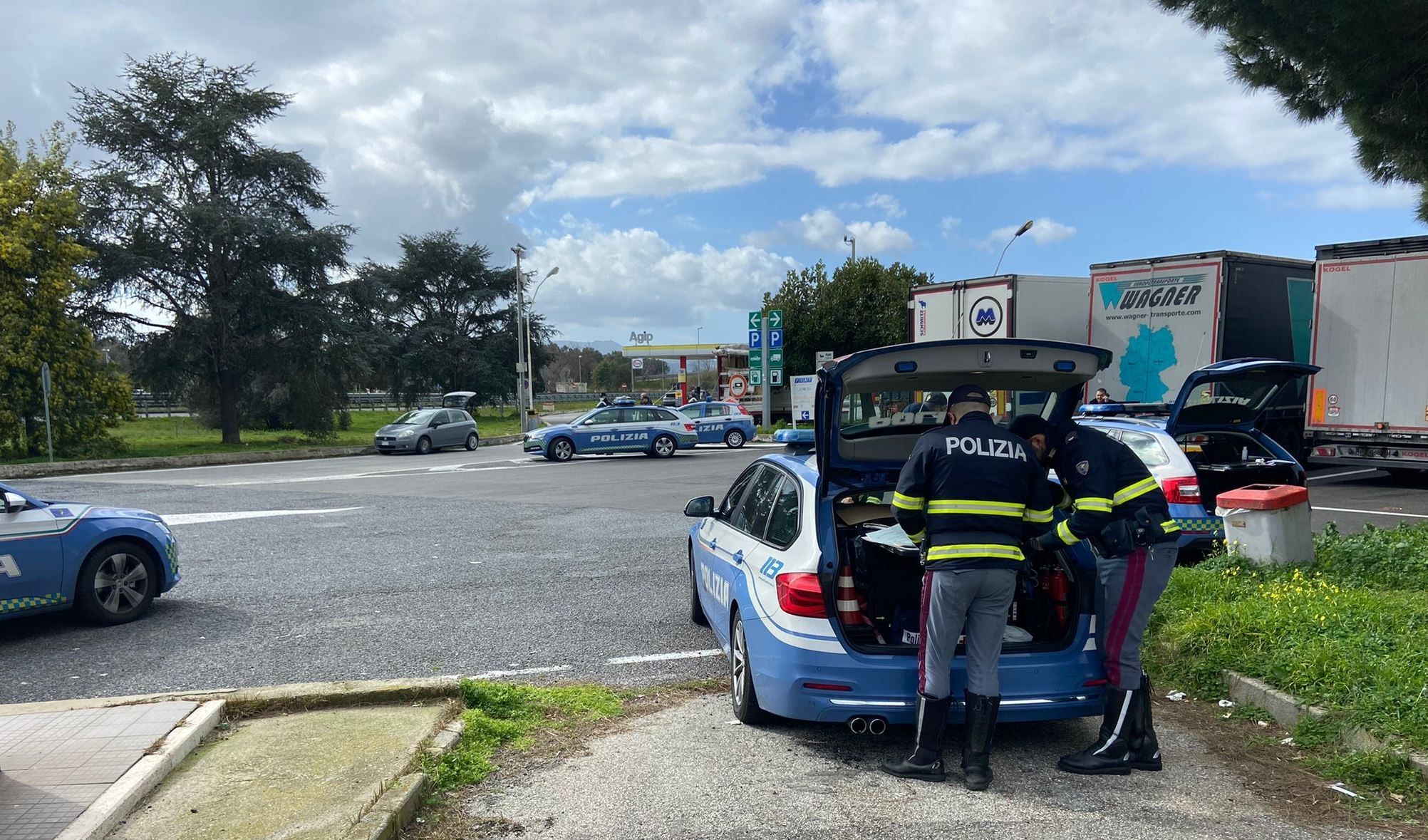 Reggio, la Polizia Stradale blocca un carico di latte non idoneo al consumo alimentare