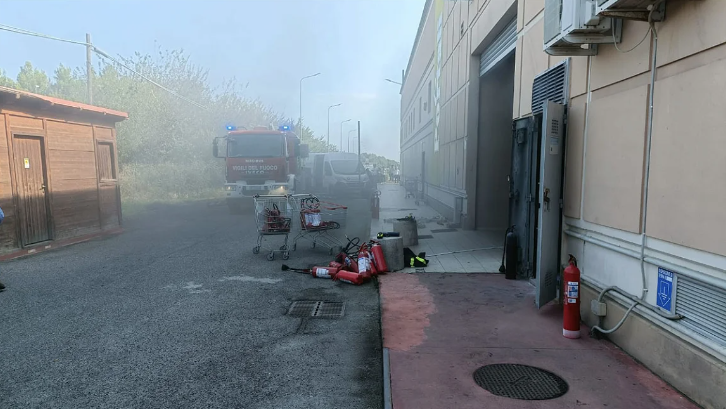 Guasto al quadro elettrico, incendio nel centro commerciale: evacuati i negozi