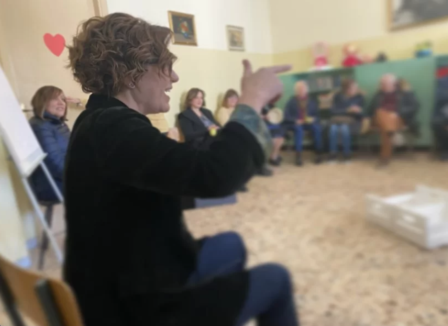 Maracas, tamburelli e tarantelle. «Così aiutiamo i pazienti a risvegliare i ricordi»