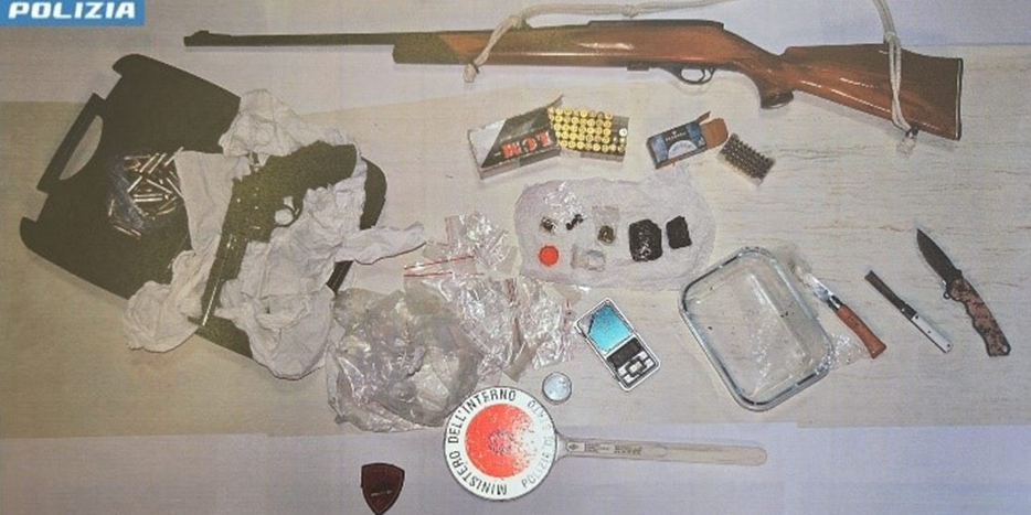 Droga, armi e munizioni in casa: 30enne arrestato a Crotone