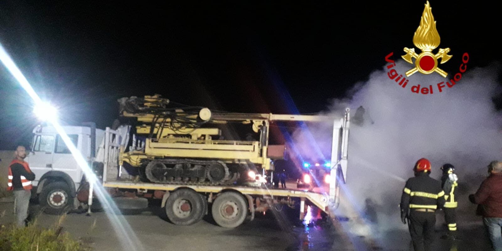 Scontro tra veicoli sulla 106 crotonese: un’auto in fiamme e feriti lievi