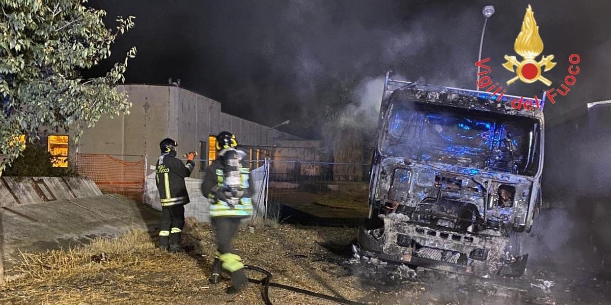 Reggio Calabria, in fiamme nella notte due mezzi della società comunale “Castore”