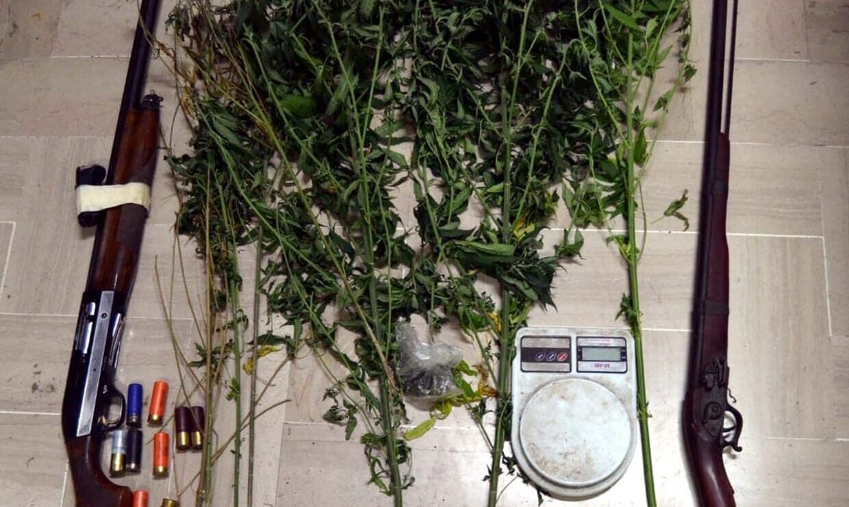 Parente di un boss della Sibaritide in casa con due fucili, munizioni e droga: in manette 52enne