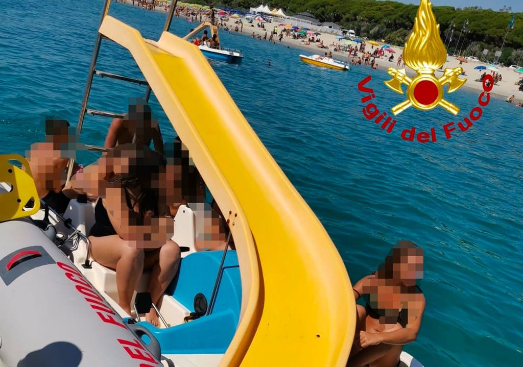 Alla deriva su un pedalò nel Catanzarese, salvati