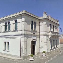 Un petardo danneggia il portone di un municipio nel Vibonese
