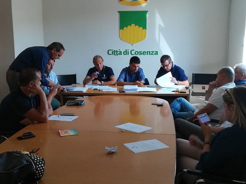 Cosenza, la manovra non piace ai revisori: il Comune tenta di far quadrare i conti