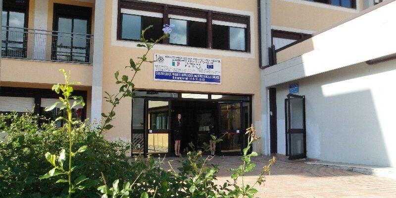 Insegnante senza Green Pass allontanato dalla scuola. «Sono un no-cavia non un no-vax»