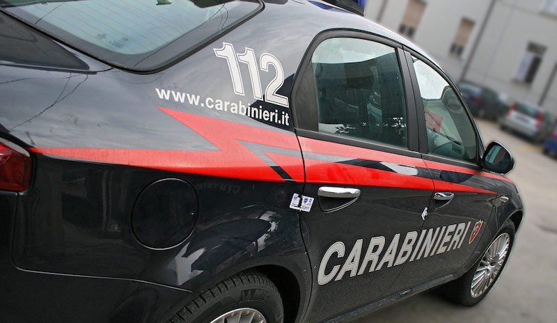 Aggrediscono i carabinieri con una mazza di ferro, arrestati