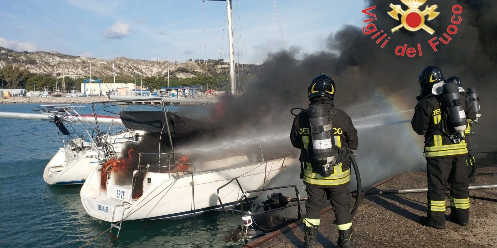 Barca a vela in fiamme a Roccella Jonica, indagini in corso – VIDEO