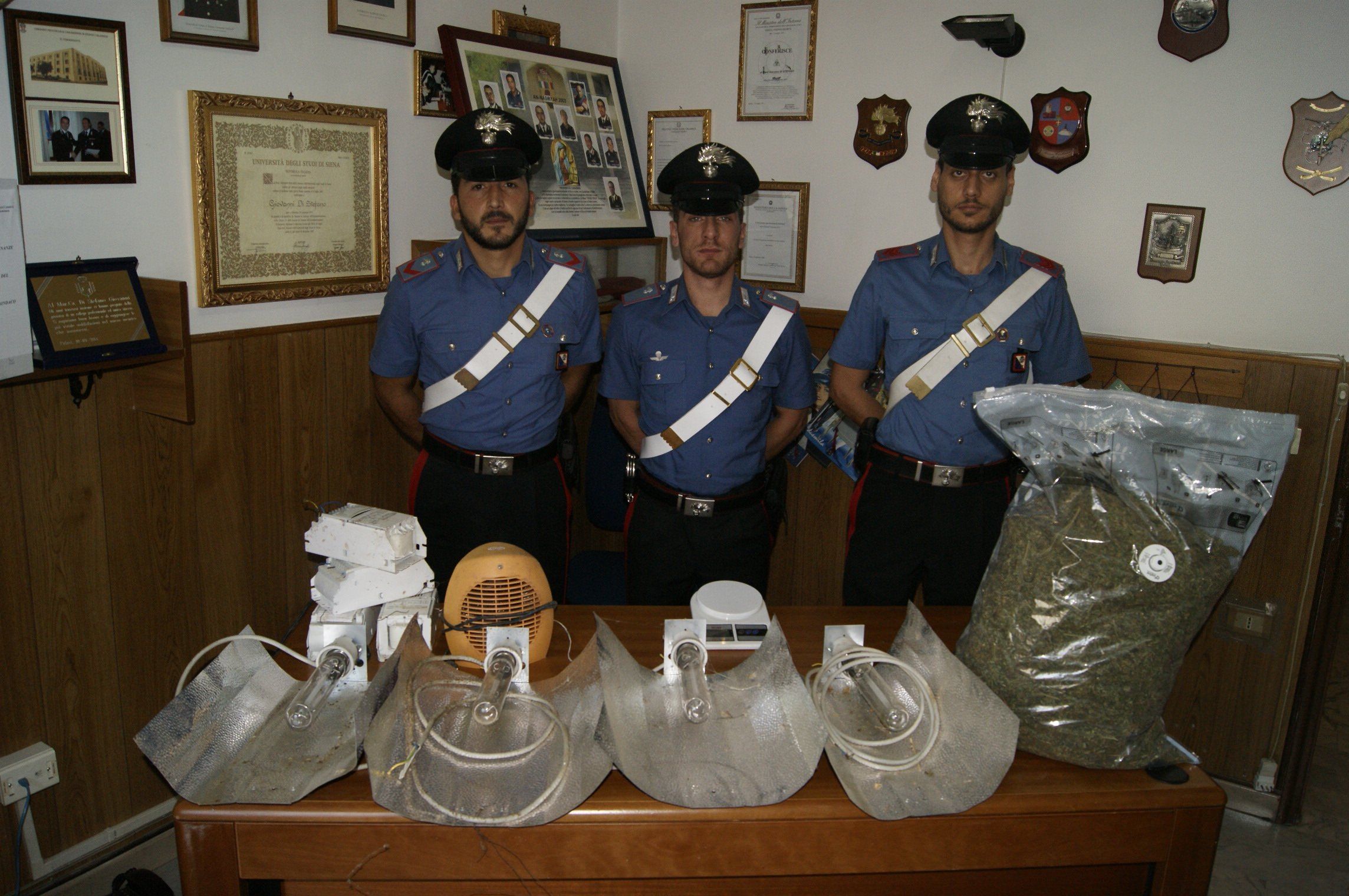 Aveva 2,5 kg di marijuana in casa, 23enne in manette