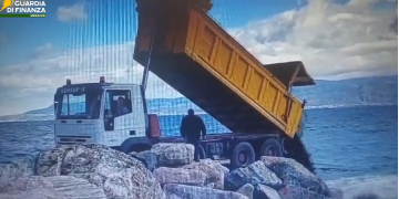 Camion carichi di rifiuti gettati in mare, cinque misure cautelari – VIDEO