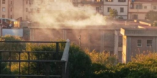 Reggio, Incendio alla scuola media Ibico. «Un gesto vile»