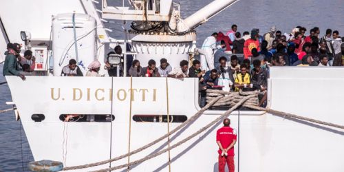 Migranti, la nave Diciotti diretta a Vibo con 430 profughi a bordo