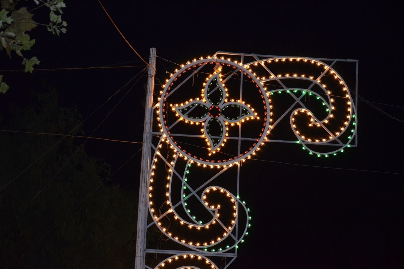 Luminarie per la festa patronale alimentate dalla corrente elettrica del Comune