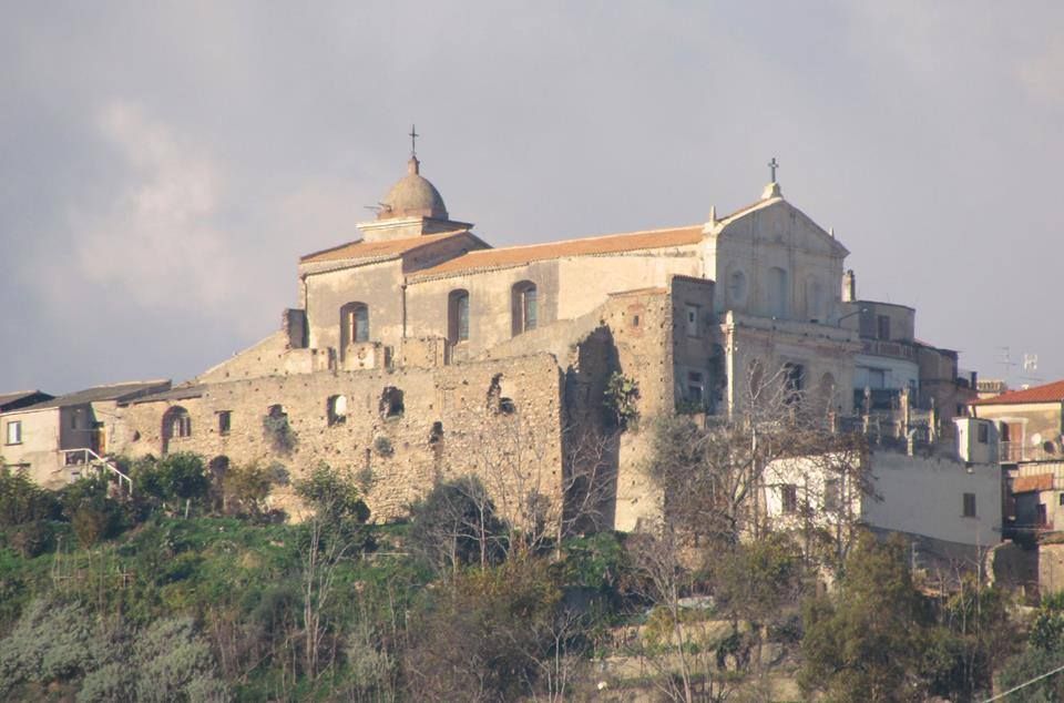 A Caulonia i lavori in chiesa oggetto di una tentata estorsione. Il vescovo Oliva: «Dalla parte di chi denuncia»