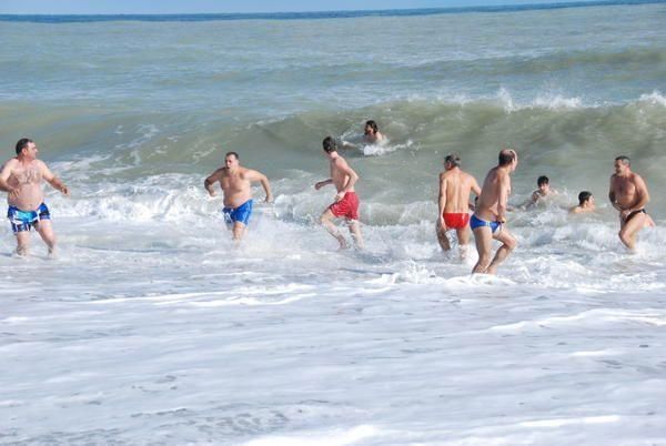 Il tuffo di Capodanno nonostante il freddo gelido