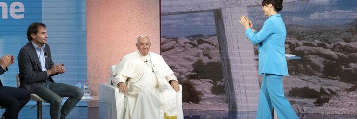 Il Papa in uno studio Rai. Non era mai accaduto prima – FOTO