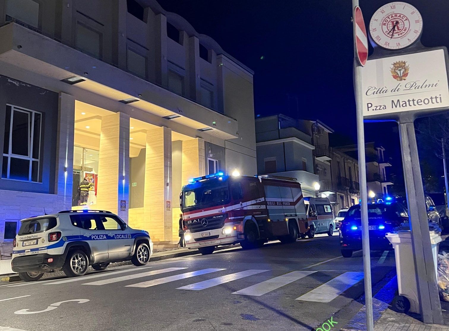 Crolla il controsoffitto al Teatro “Manfroce” di Palmi: diversi feriti