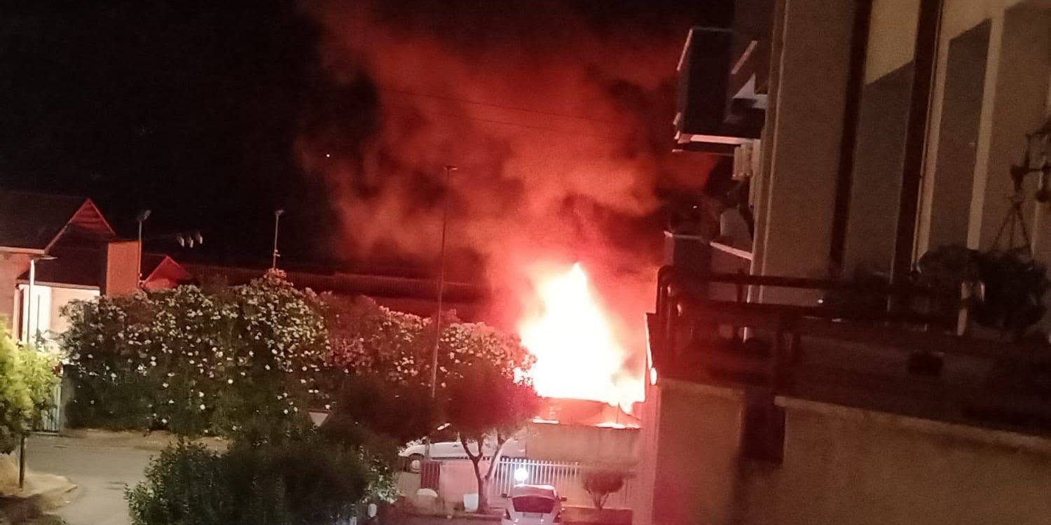 Incendio nella notte nel deposito di Ecologia Oggi a Cosenza, danneggiati diversi mezzi – VIDEO