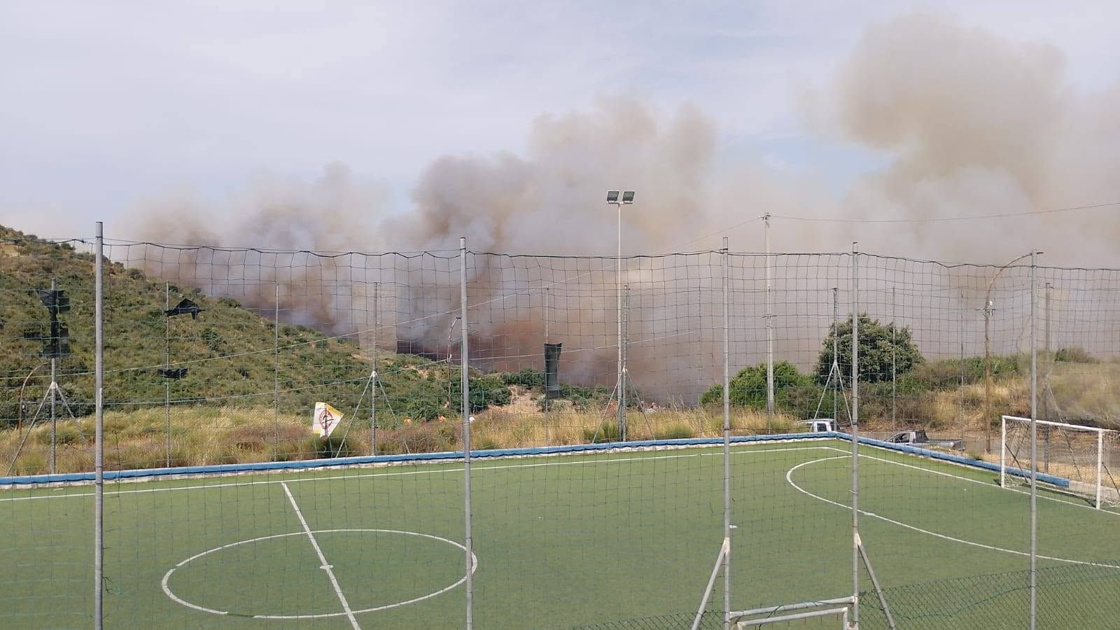 Cirò, vasto incendio nelle campagne: in azione Protezione Civile e Canadair – FOTO
