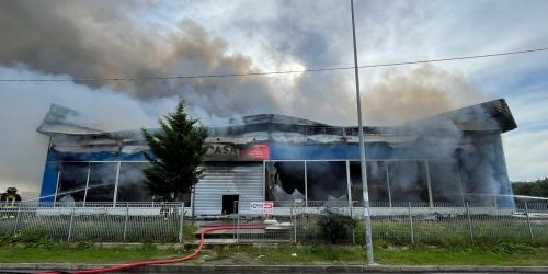 Corigliano Rossano, le fiamme divorano un ingrosso di articoli cinesi